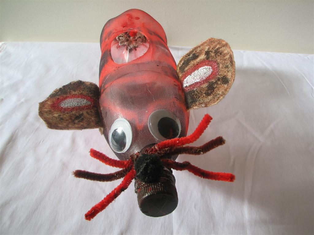 פיסול חיות מבקבוק פלסטיק פקקים ושאריות בדים