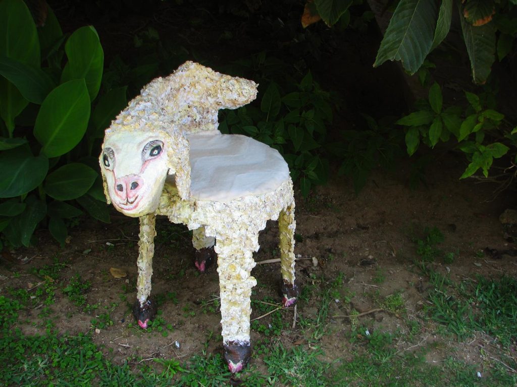 פיסול כיבשה משרפרף פלסטיק בציפוי נייר ECO ART פיסול כיבשה משרפרף פלסטיק בציפוי נייר ECO ART