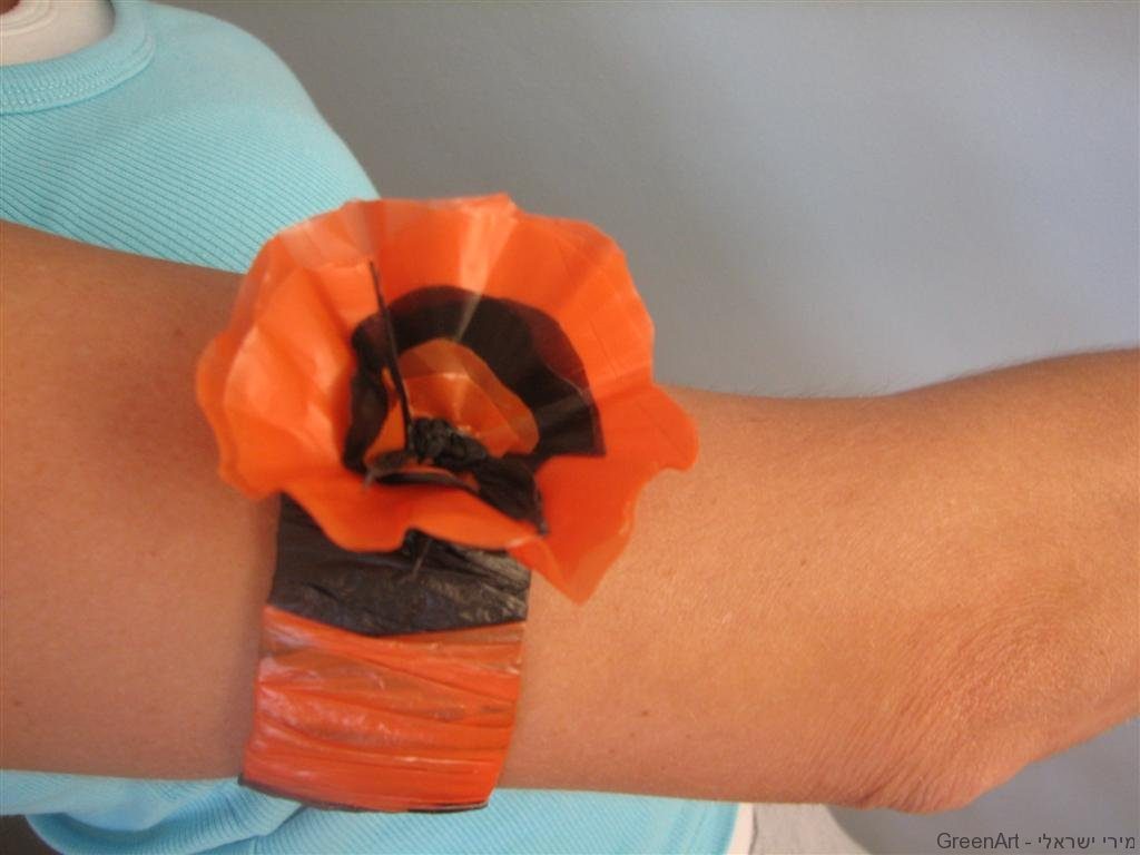 צמיד עם פרח משקיות ניילון ובקבוק פלסטי