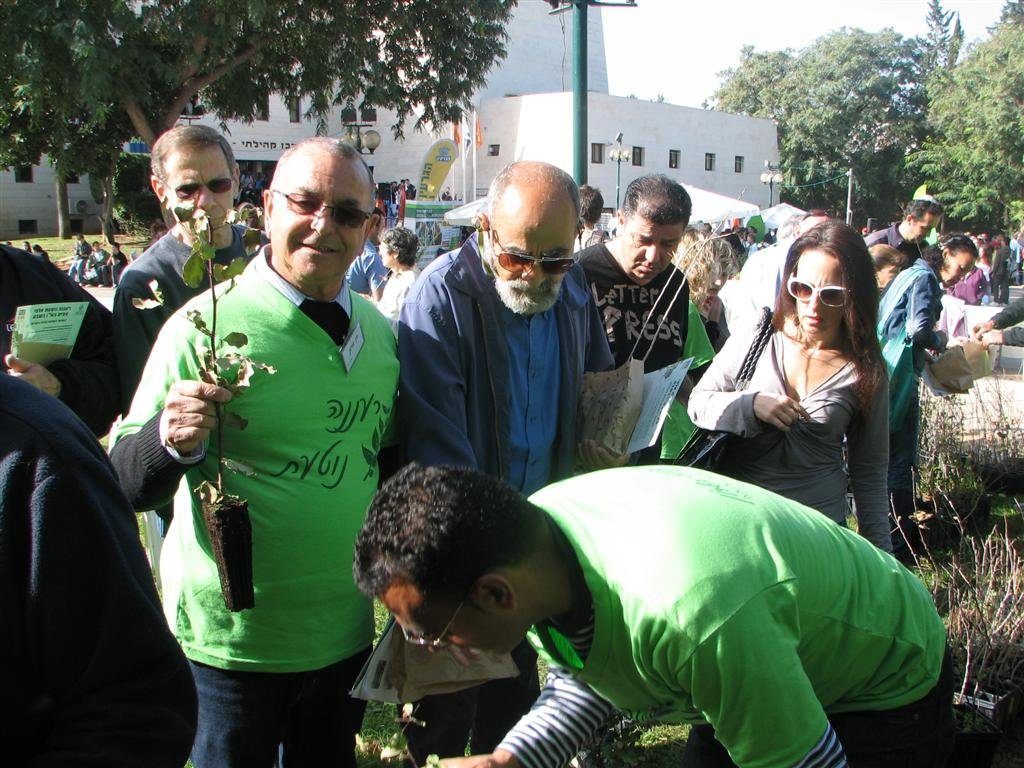 דן ברוך חבר המועצה עם השתיל שלי לפני נטיעתו - ינואר 2010