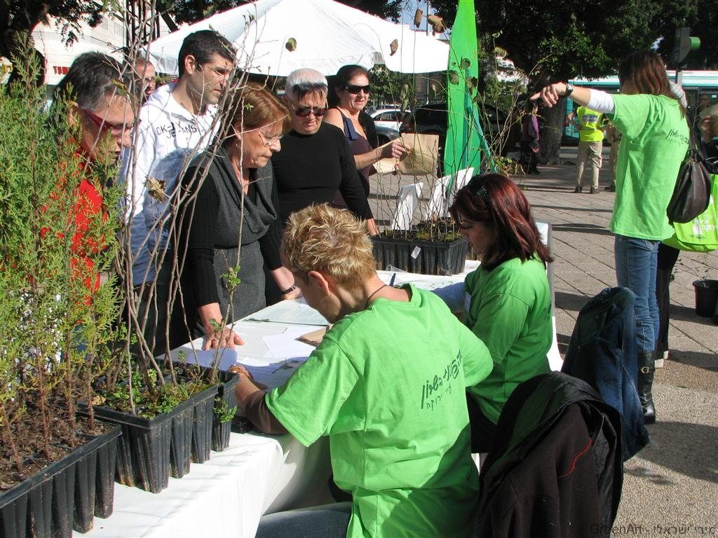 צוות מנהלת עיר ירוקה רעננה בעמדת חלוקת השתילים.