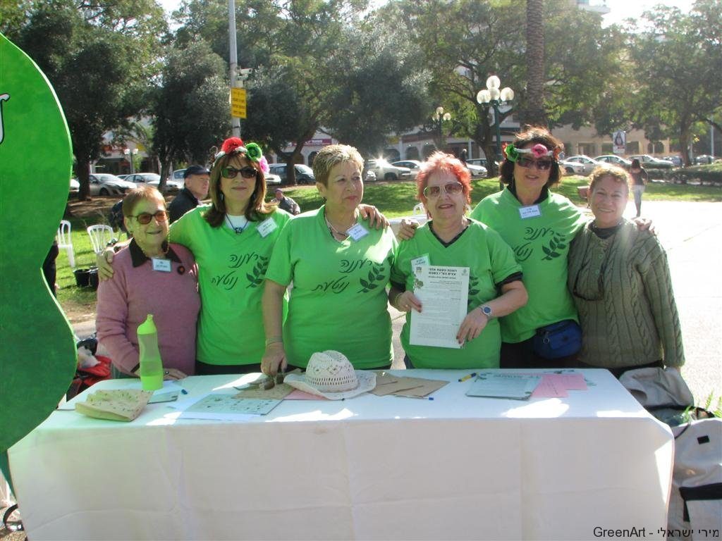 צוות המתנדבות לחלוקת השתילים - ינואר 2010