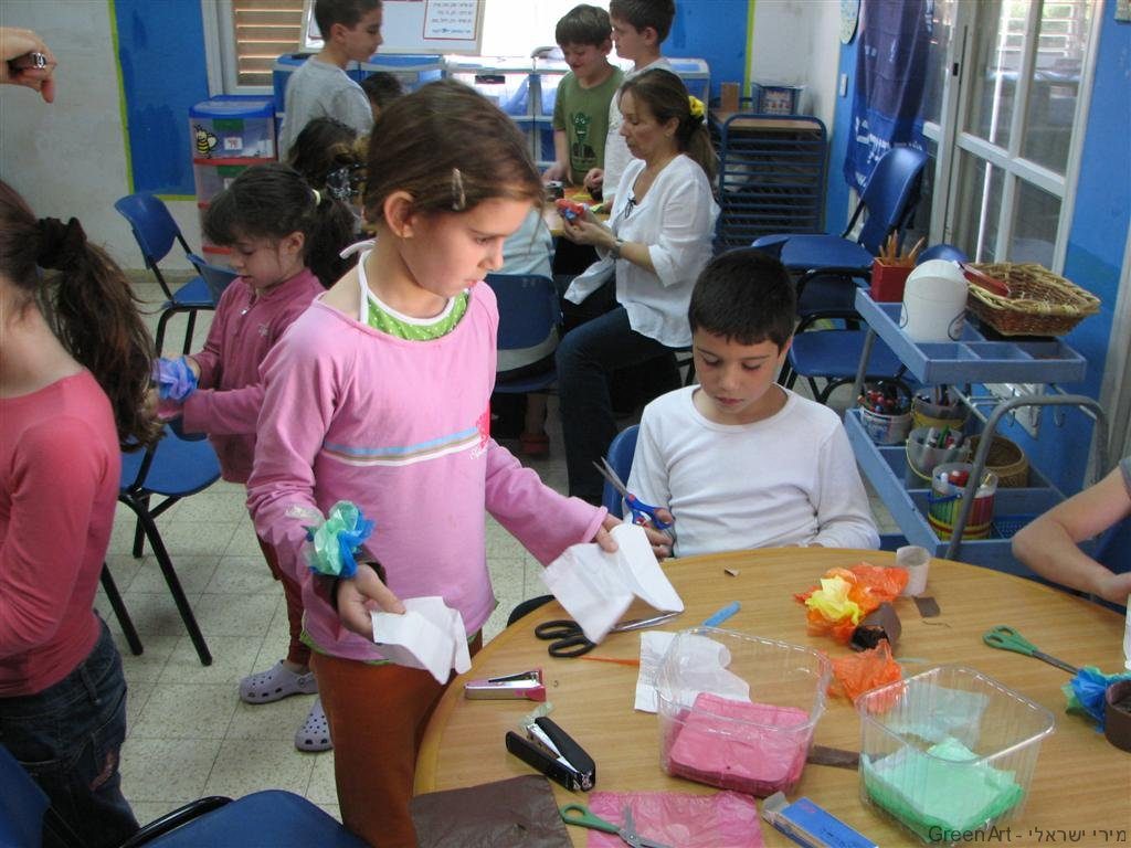  קייטנות בקיבוצים -מיחזור גלילי קרטון ושקיות ניילון