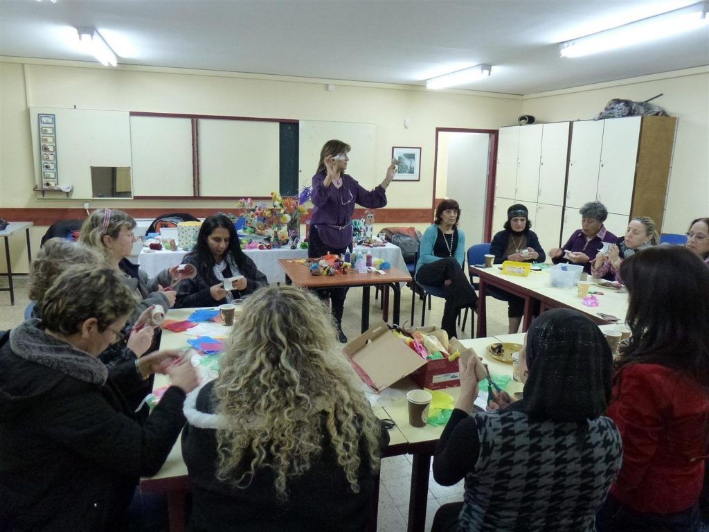 הרצאה וסדנאות העשרה להכנת פרפרים ופרחים מניילון וקרטון