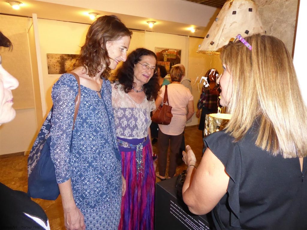 עם חברתי האמנית יעל פרויליך וביתה גלי האורחות שהגיעו לשמח אותי. עם חברתי האמנית יעל פרויליך וביתה גלי האורחות שהגיעו לשמח אותי.