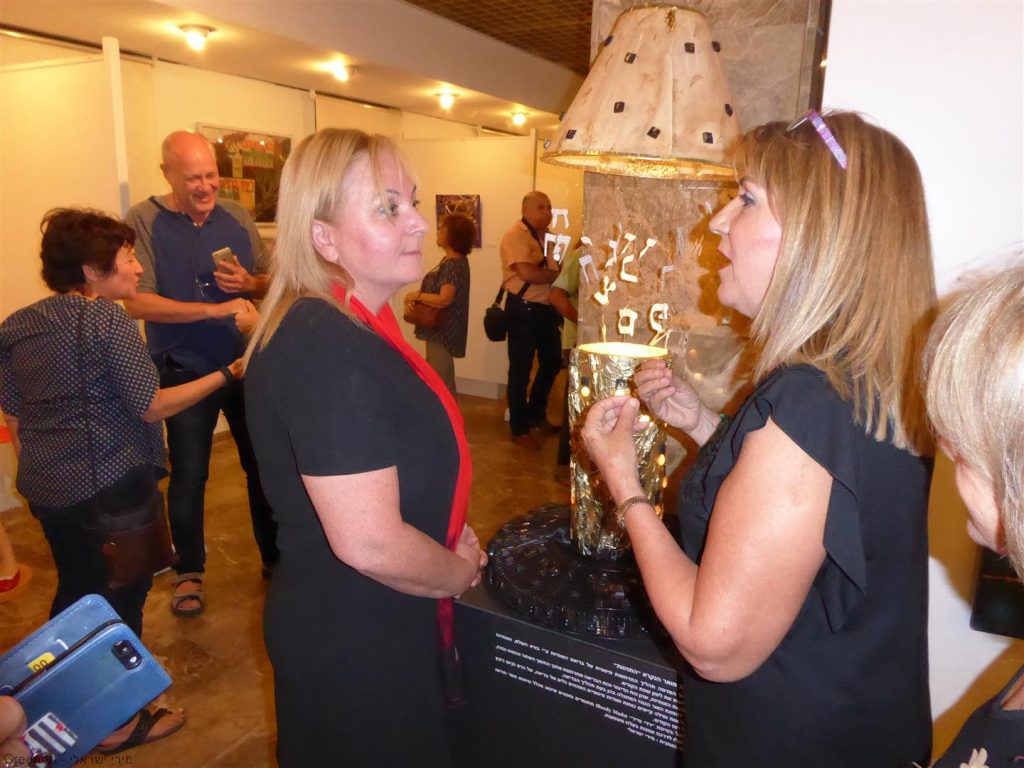 מסבירה לרונית וינטראוב סגנית ראש העיר על אופן פיסול המיצב שלי מפסולת העיר שקמה לתחייה מחודשת מסבירה לרונית וינטראוב סגנית ראש העיר על אופן פיסול המיצב שלי מפסולת העיר שקמה לתחייה מחודשת