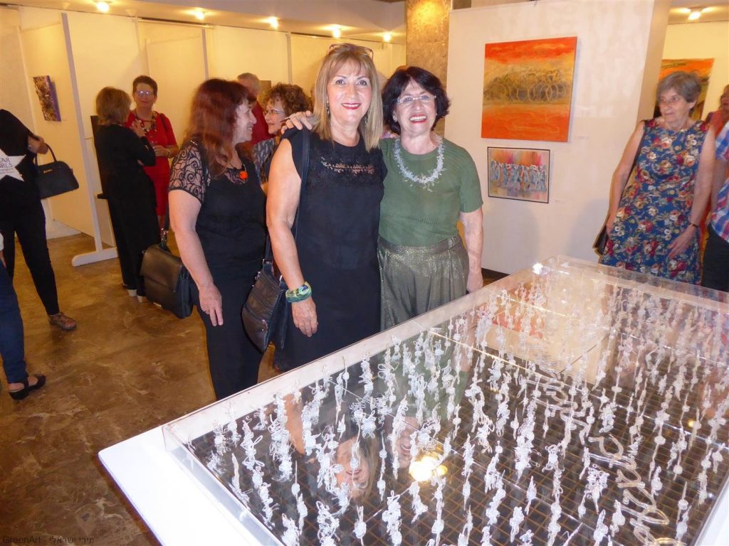 עם מירי פסוב האמנית ליד הדמויות שיצרה המשתקפות במראה. עם מירי פסוב האמנית ליד הדמויות שיצרה המשתקפות במראה.