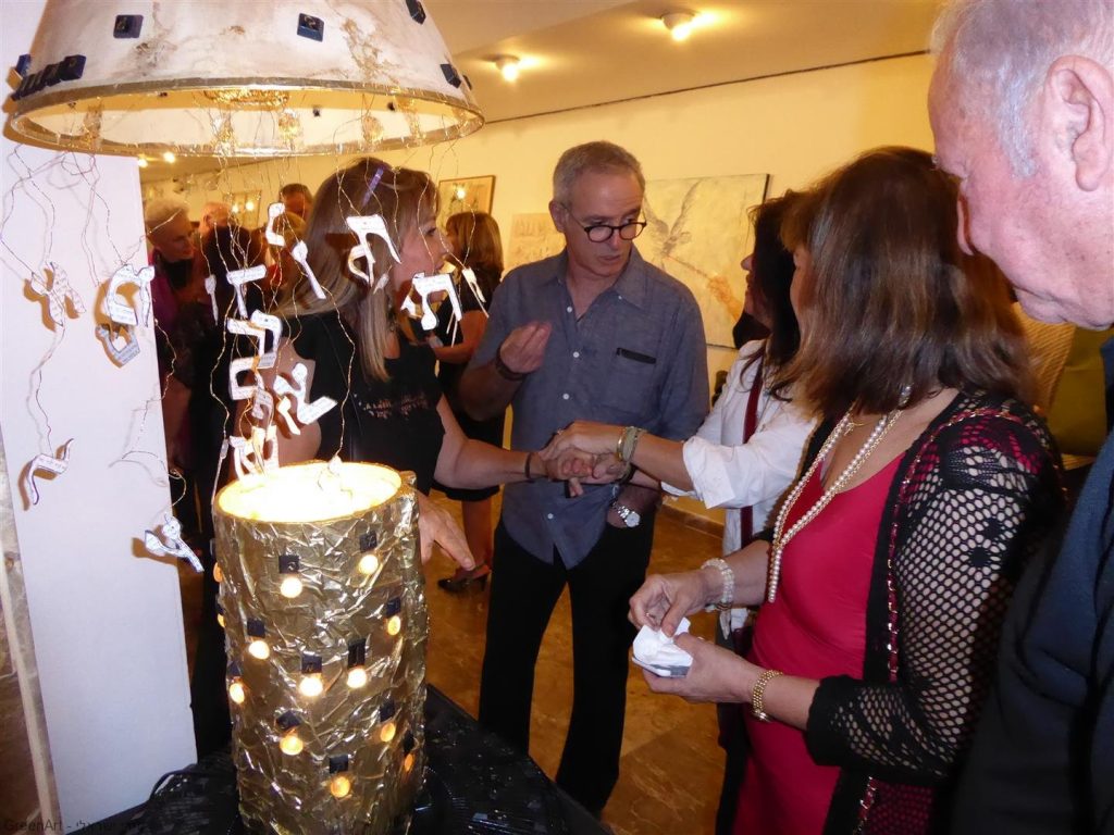 חברותי האמניות חגית מויאל ומרגלית מקבלות הסבר לאופן פיסול המיצב המואר. חברותי האמניות חגית מויאל ומרגלית מקבלות הסבר לאופן פיסול המיצב המואר.