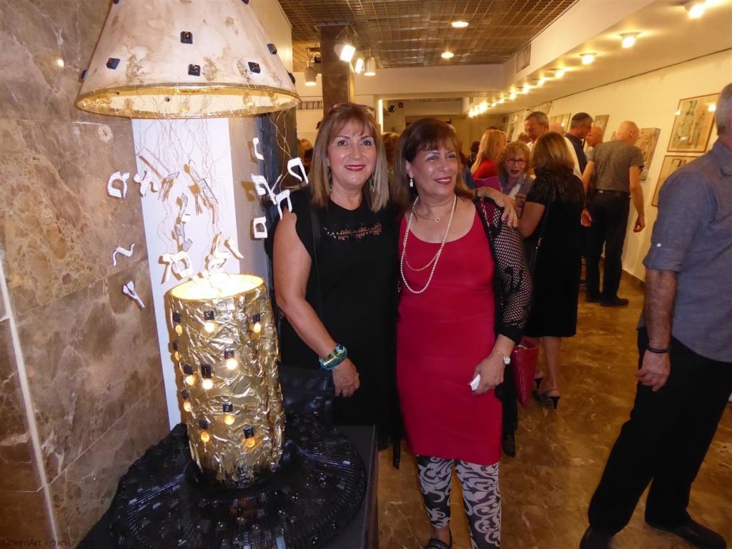 עם חברתי האמנית מרגלית ראג'ואן המשתתפת עמי בתערוכה - בין מילה לתמונה-. עם חברתי האמנית מרגלית ראג'ואן המשתתפת עמי בתערוכה - בין מילה לתמונה-.