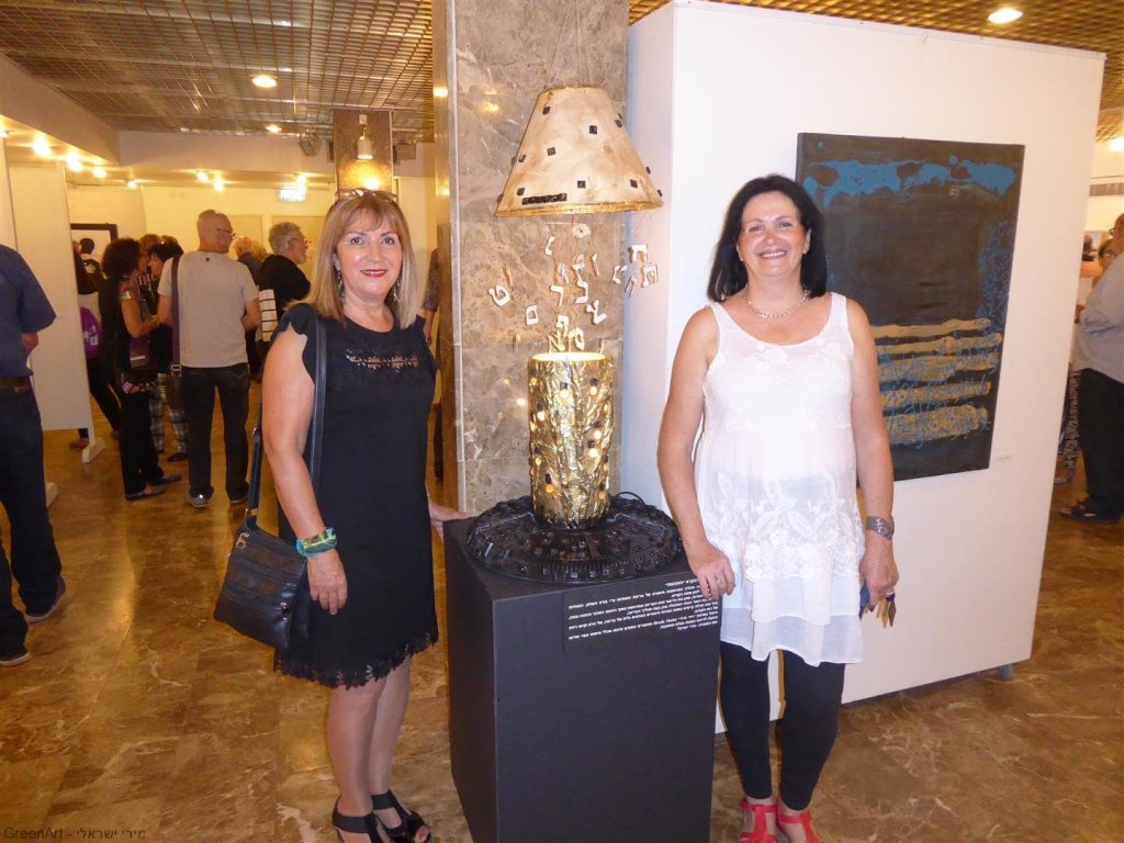 חברתי שרה אינדורסקי המפרגנת לאמנות האקולוגית ולאמני רעננה חברתי שרה אינדורסקי המפרגנת לאמנות האקולוגית ולאמני רעננה