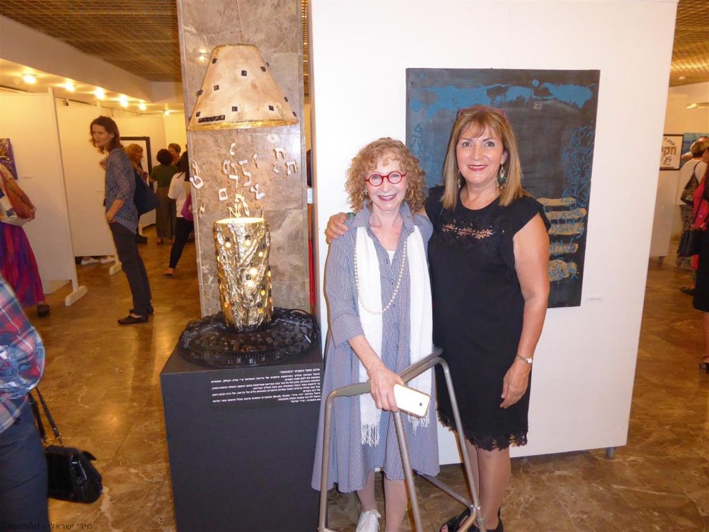 עם נאוה פורת אוצרת התערוכה הנהדרת - בין מילה לתמונה- אמני מוזה רעננה. עם נאוה פורת אוצרת התערוכה הנהדרת - בין מילה לתמונה- אמני מוזה רעננה.