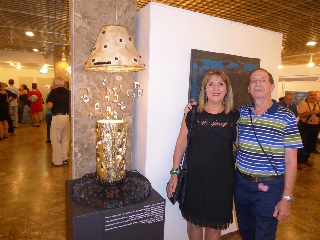 עם אישי ושותפי לכל אורך הדרך ליד המיצב המואר שיצרתי מפסולת שקמה לתחייה. עם אישי ושותפי לכל אורך הדרך ליד המיצב המואר שיצרתי מפסולת שקמה לתחייה.