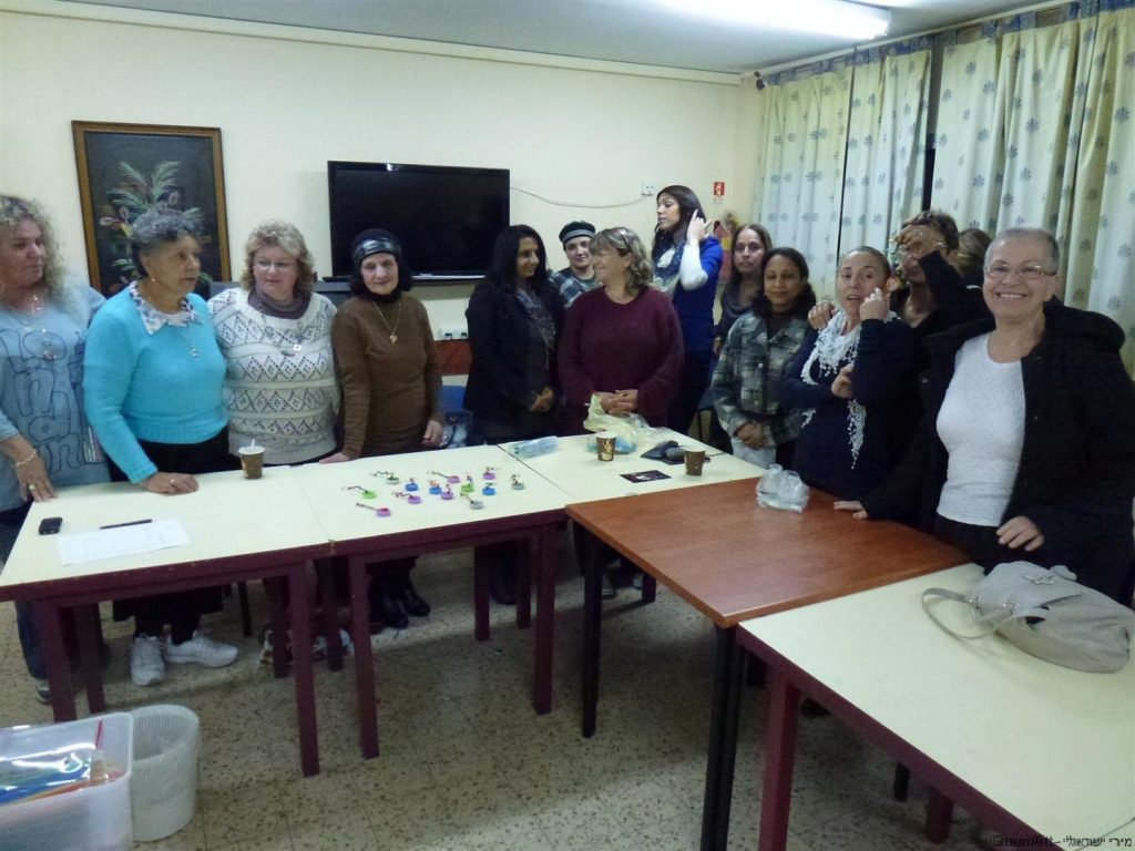 הנאה מחדוות האמנות הירוקה המוישטה את ידה לסביבה