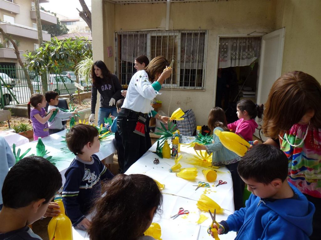 הילדים וההורים יוצרים בשיציוף פעולה מלא בשמחה הילדים וההורים יוצרים בשיציוף פעולה מלא בשמחה