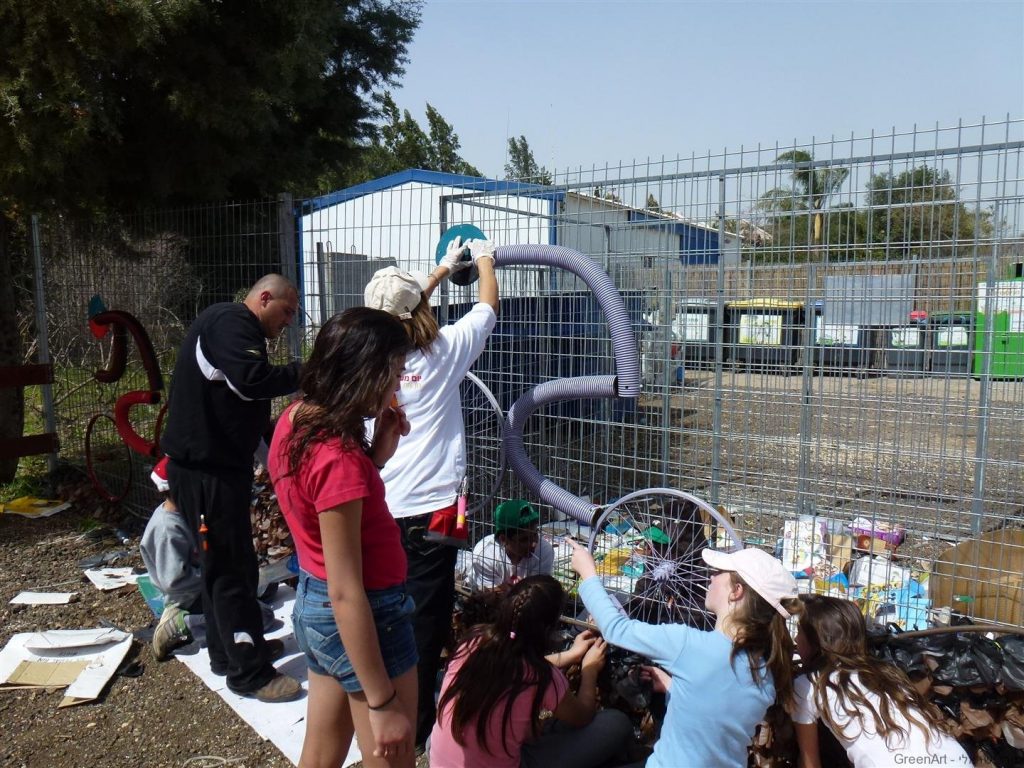 הרכבה של מכסי פלסטיק לעיצוב הדמויות