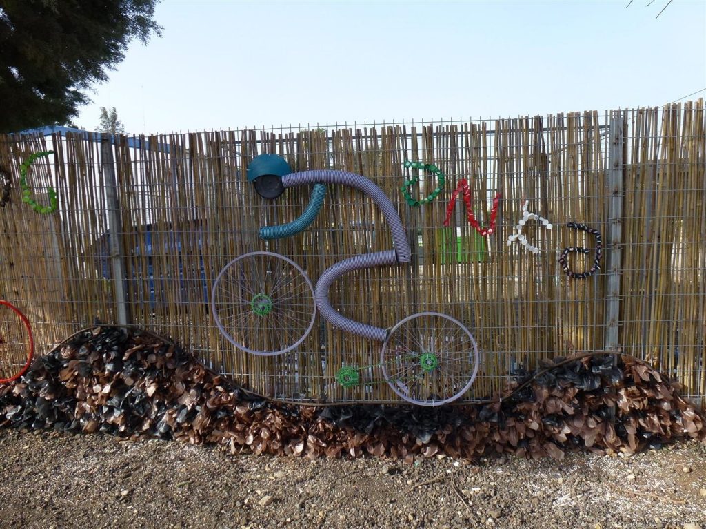 אמנות סביבתית המשאירה חותם ירוק בשטח עם מסרים חינוכיים לקהילה