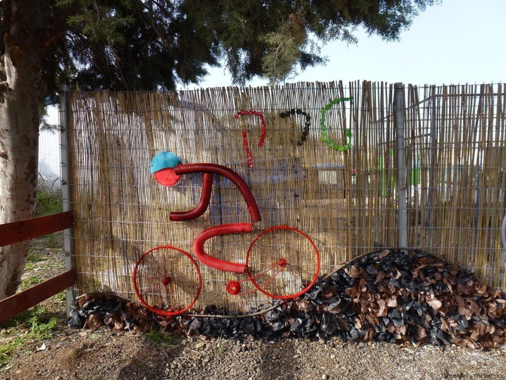פיסול דמויות מצינורות גלגלי אופניים ופסולת בניין ECO ART