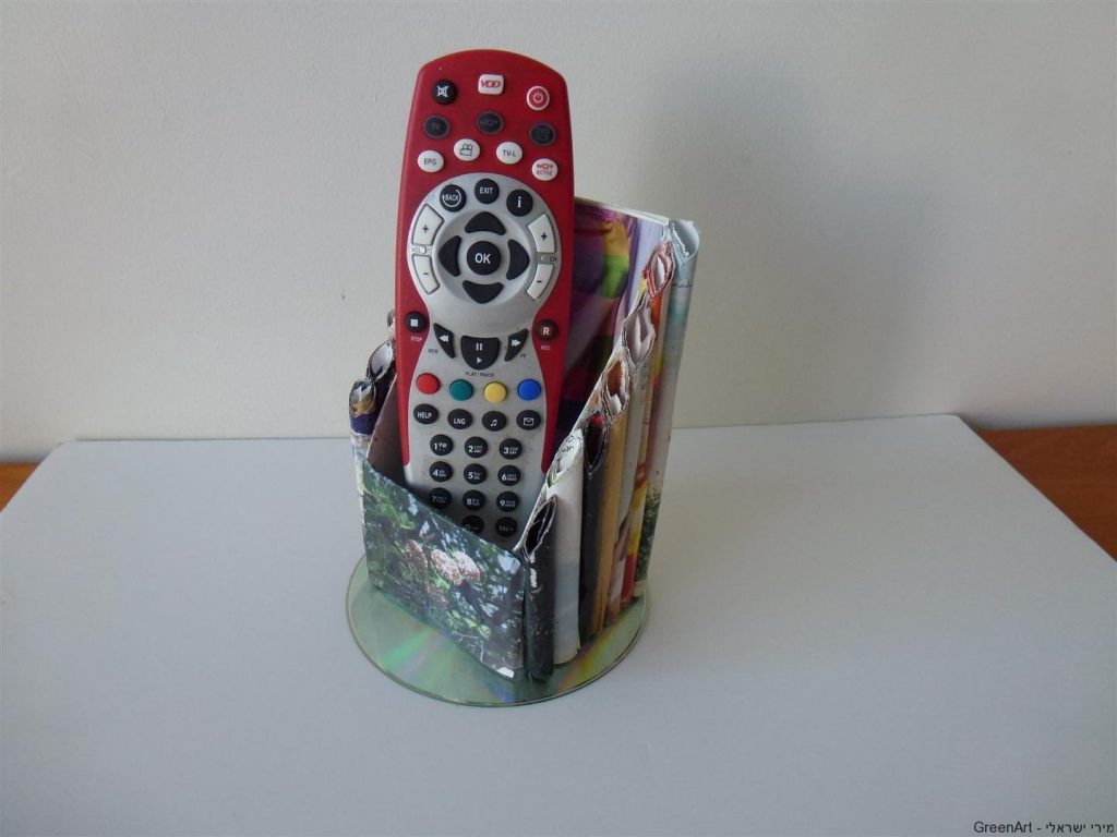 מעמד לשלטים וסלולרי מקרטון חלב ומגזינים ישנים