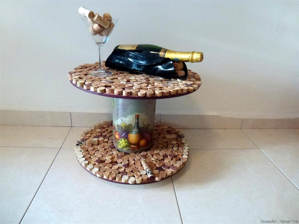 שולחן הגשה מגליל עץ ישן מעוטר במפיות ופקקי שעם