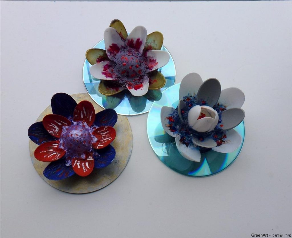 פרחי לוטוס  צבעוניים מכפיות פלסטיק ותקליטור