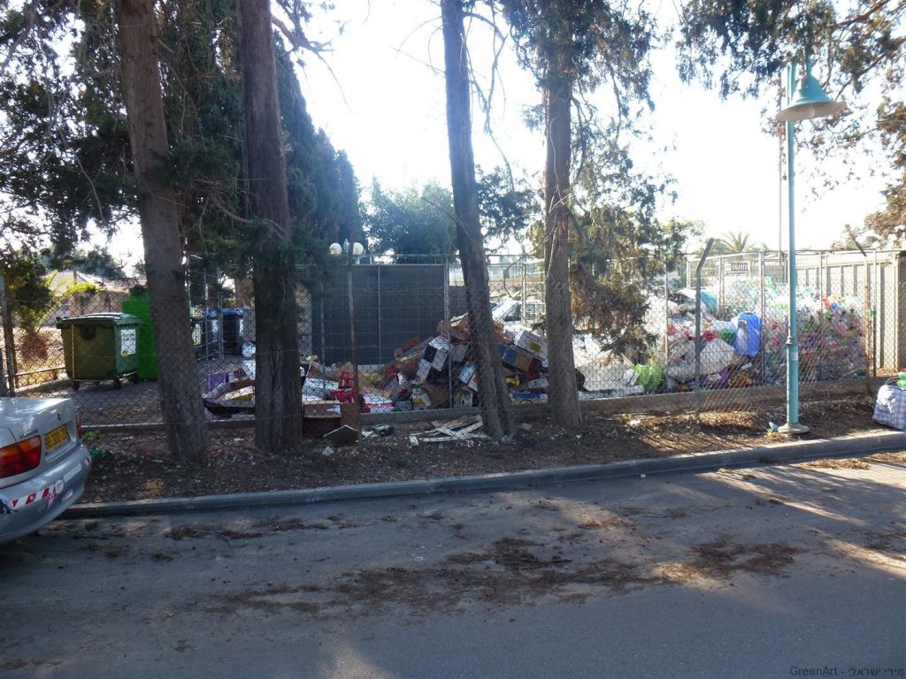גדר מרכז המיחזור האפורה לפני ביצוע הפיסול הסביבתי