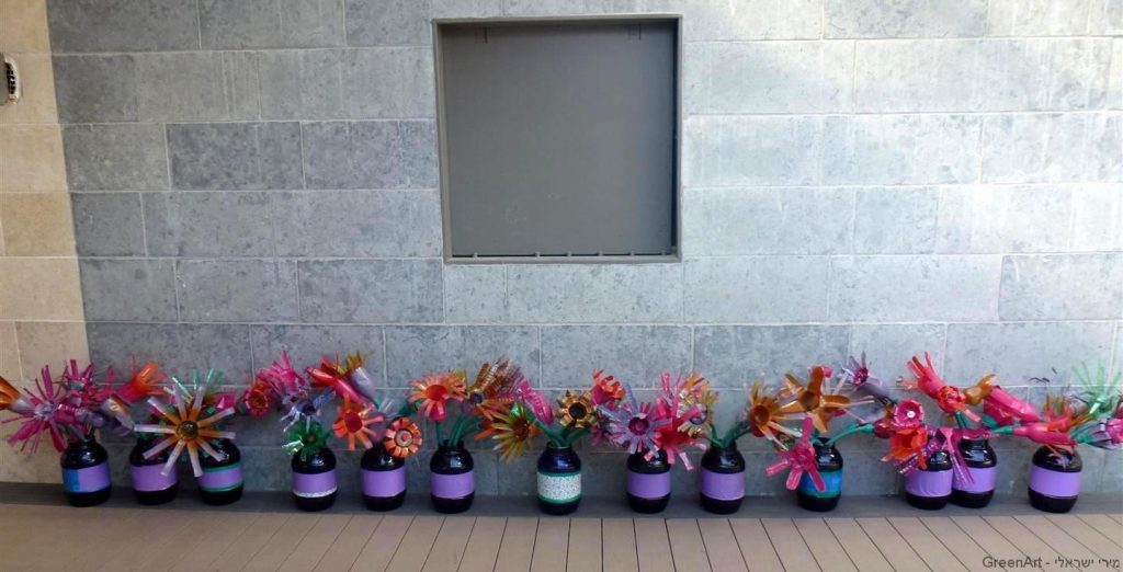 מחצר אפורה לפריחה מרהיבה וצבעונית