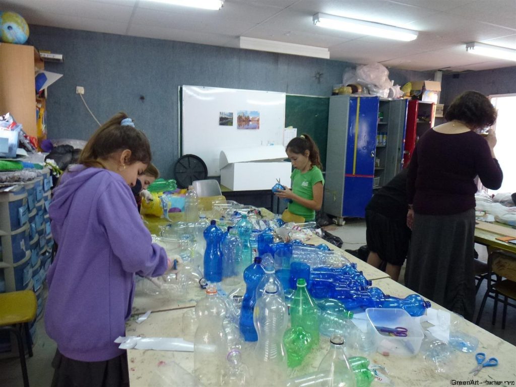 מיון הבקבוקים לפי צבעים עי תלמידי הראל כפר הרואה