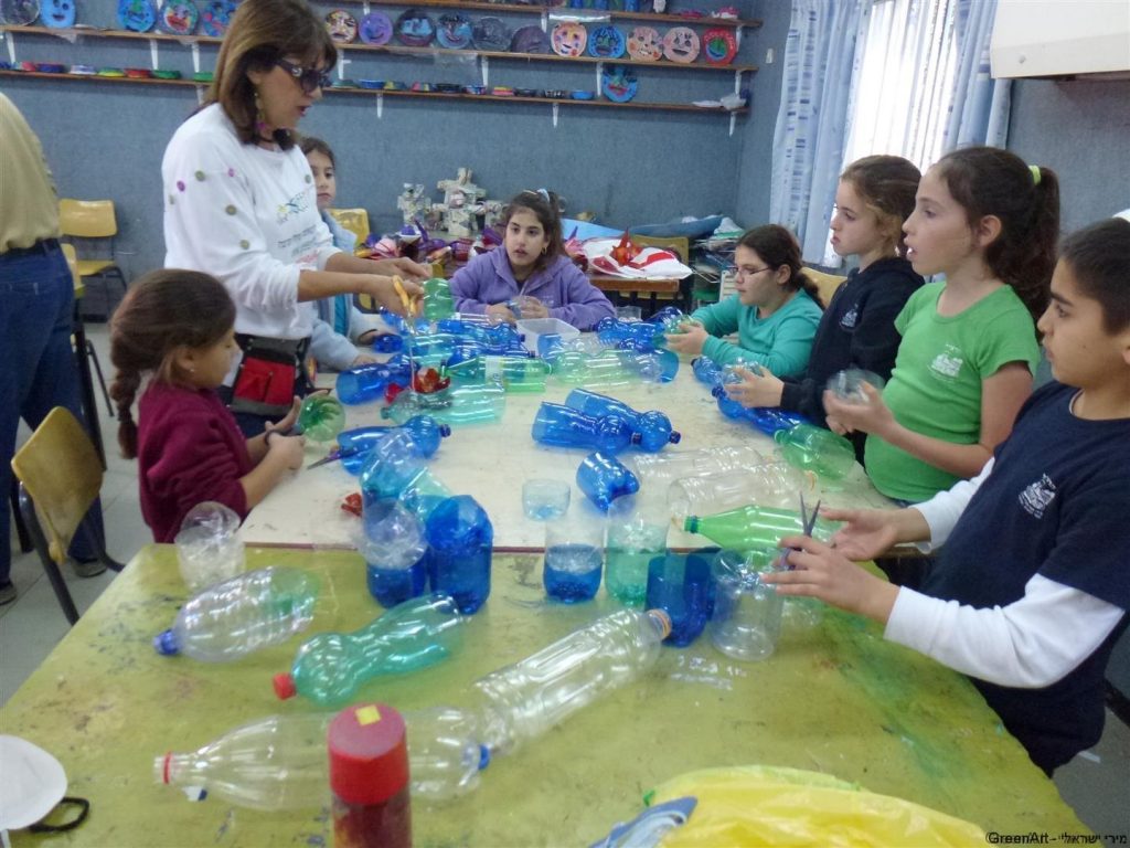 הדרכה לתלמידים כיצד גוזרים פרחים מבקבוקי הפלסטיק