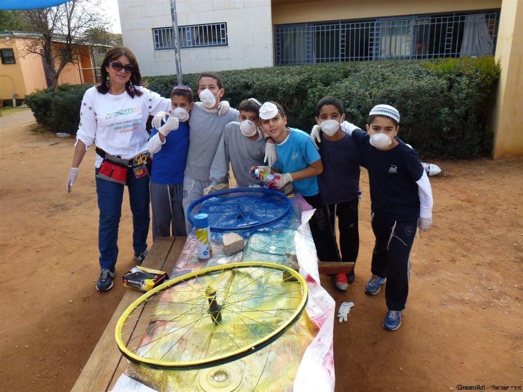 התלמידים נהנים לצבוע את גלגלי האופניים הישנים שמצאנו