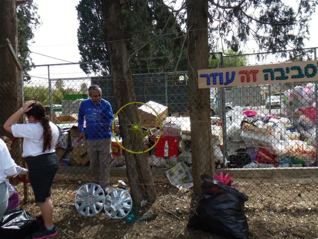 תלמידי הראל מעטרים את גדר מרכז המיחזור