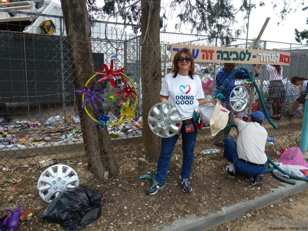 הרכבה על הגדר את האלמנטים שעיטרנו עם התלמידים
