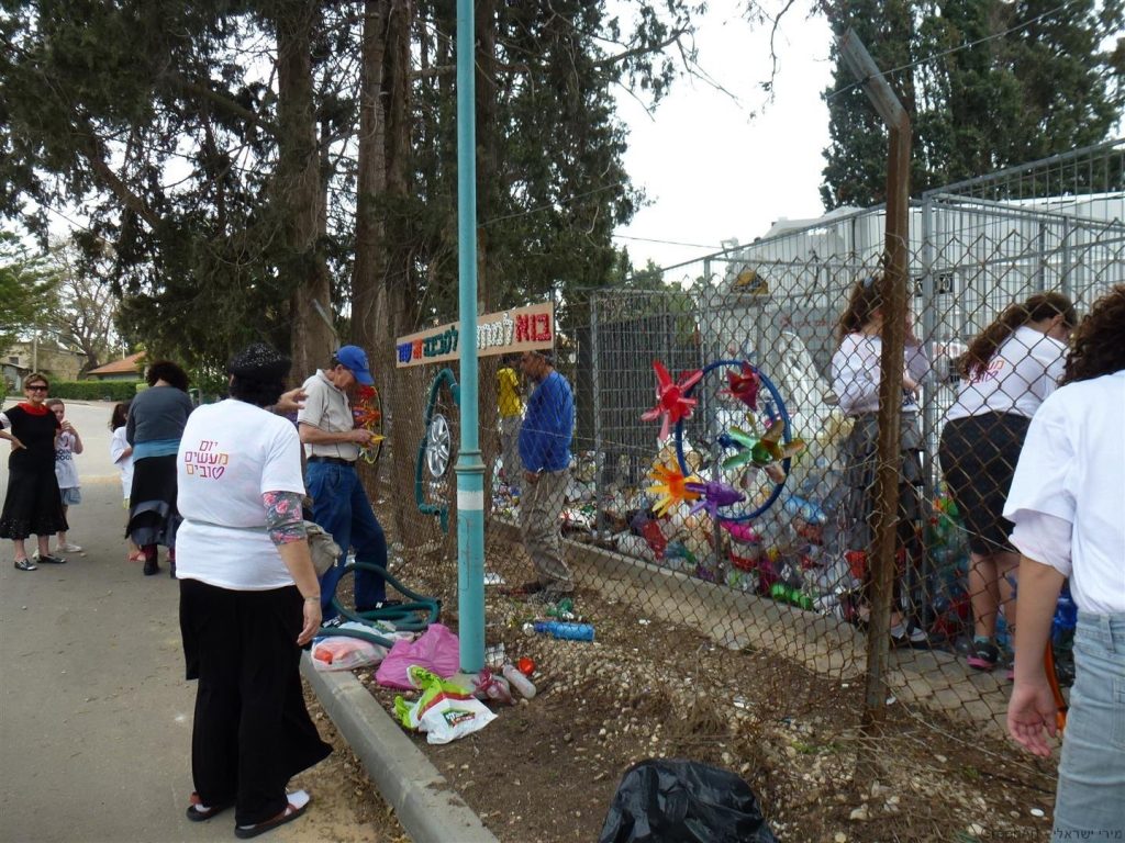 סגל המורים והתלמידים  שמחים בעיטור הגדר