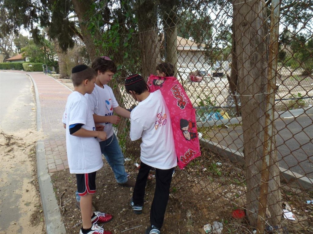 תלמידי הראל מחברים מטרייה ישנה כפיסול סביבתי