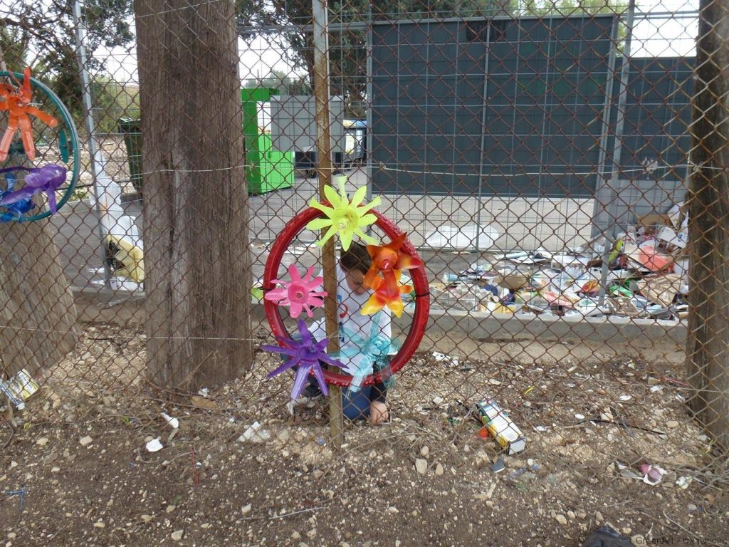 צמיגי אופניים בקבוקי פלסטק הופכים לאמנות ירוקה
