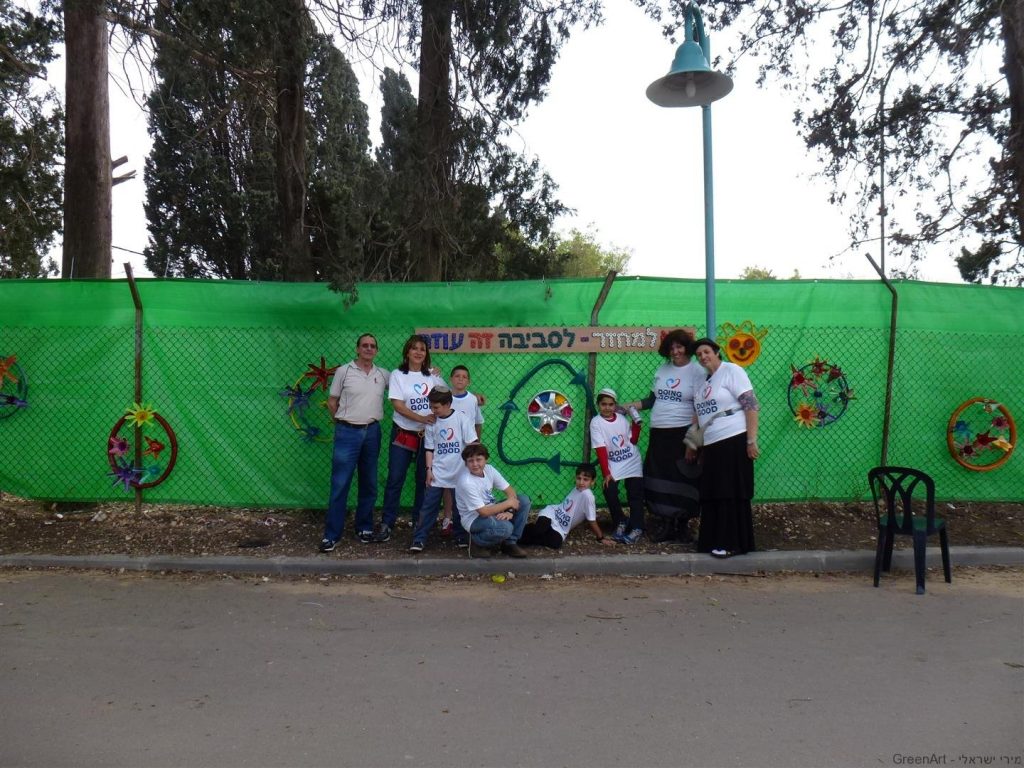 צוות ההנהגה הירוקה עם סגל המורות ביום ירוק למען הקהילה והסביבה