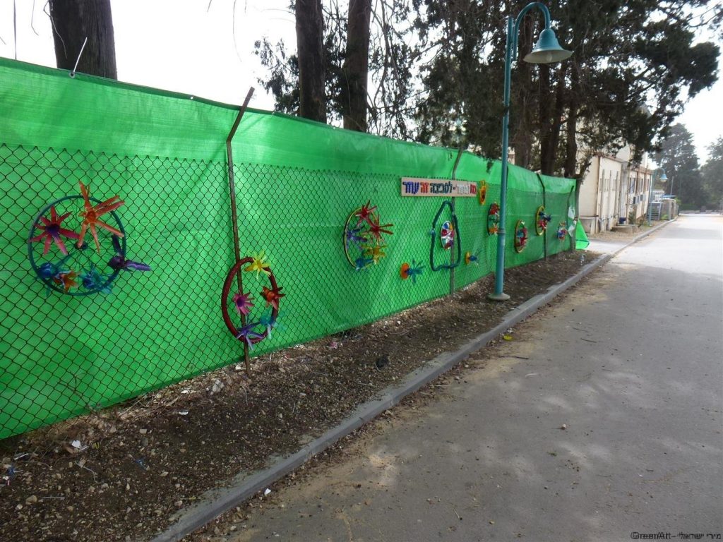 מבט מהצד לפני חיבור השילוט