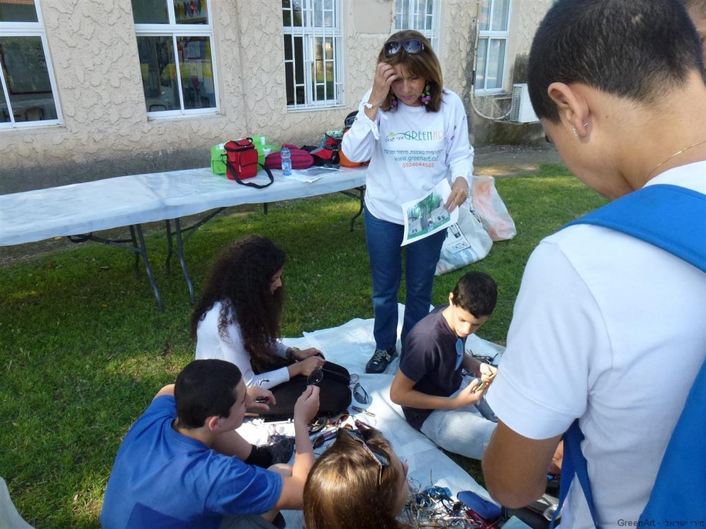 ממיינים את הנמשקפיים הישנים שנאספו מהציבור