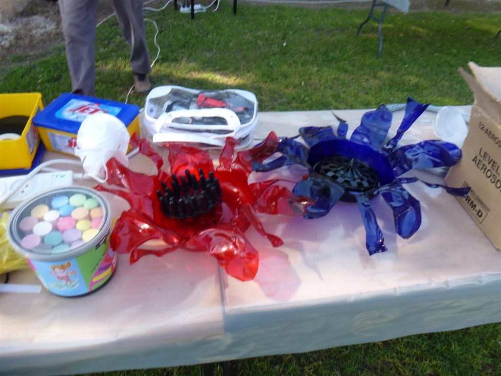 בקבוקי פלסטיק  מפוסלים לפרחים מעוצבים על קירות