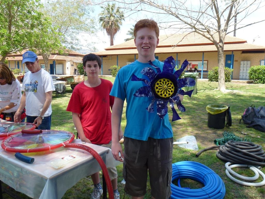 תלמידי בית ירח נהנים מפרי יצירתם להכנת פרחי הפלסטיק