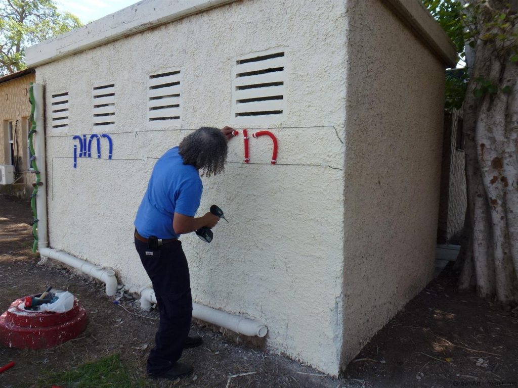 יורם איש האחזקה החרוץ בקידוחים והרכבת האותיות לקירות