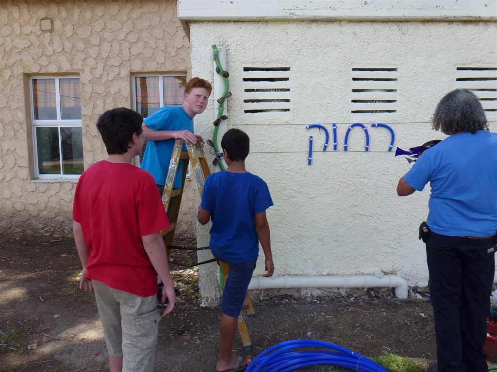 הרכבת פרחי הפלסטיק על הגבעולים