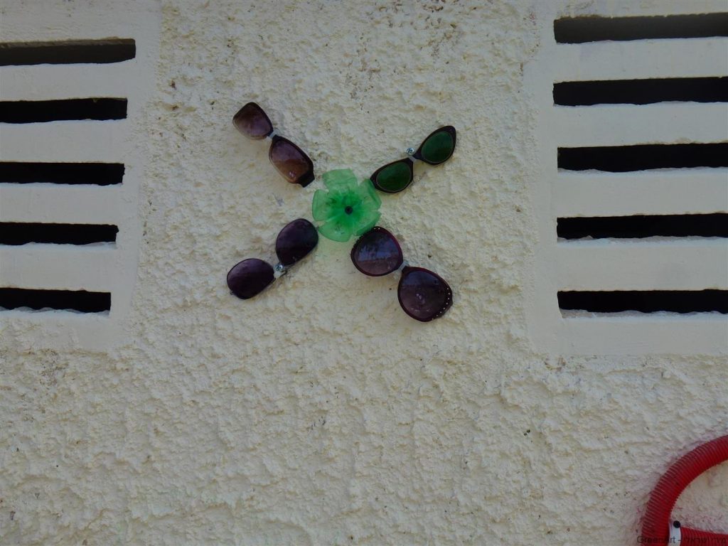 משקפיים בשימוש חוזר עם פרח ירוק- אמנות אקולוגית