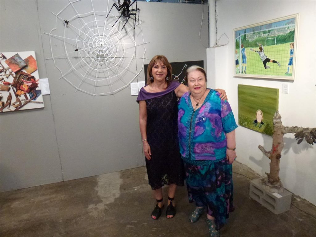 עם בתיה עוזיאל מורתי היקרה המציגה בתערוכה אתי עם בתיה עוזיאל מורתי היקרה המציגה בתערוכה אתי