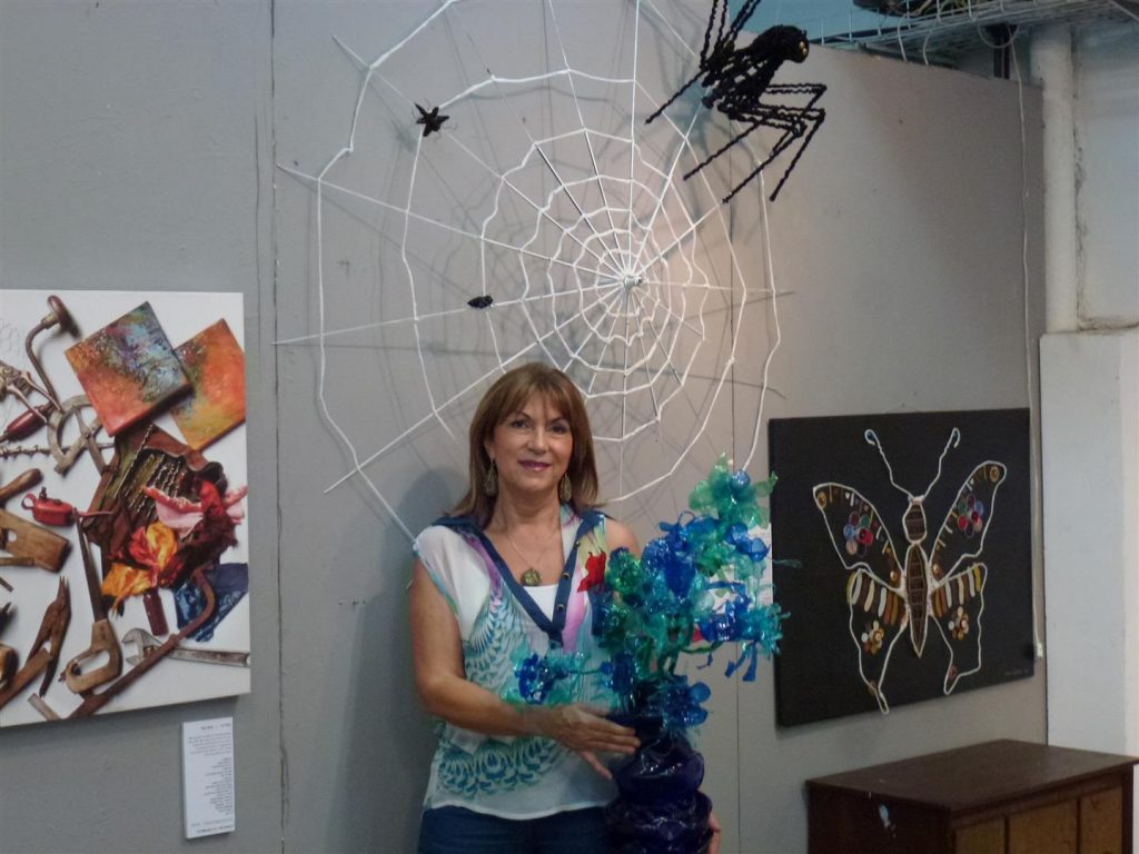 ליד היצירות שלי שהוצגו בתערוכת חיבוק ירוק ליד היצירות שלי שהוצגו בתערוכת חיבוק ירוק