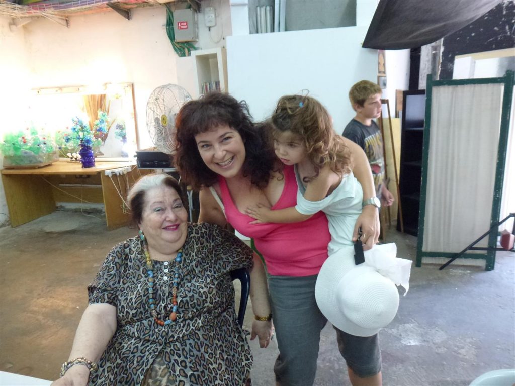 חגית מעוז מגיעה לסדנת פיסול פרצופים מגלילי קרטון חגית מעוז מגיעה לסדנת פיסול פרצופים מגלילי קרטון