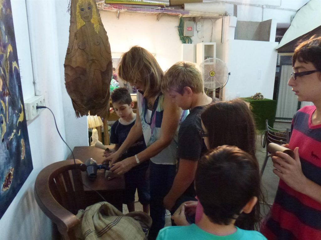 סדנת פיסול פרצופים מחומרים ממוחזרים סדנת פיסול פרצופים מחומרים ממוחזרים