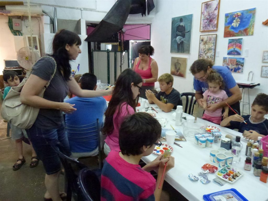 סדנת יצירה לאורחי התערוכה יחד עם בתיה עוזיאל סדנת יצירה לאורחי התערוכה יחד עם בתיה עוזיאל