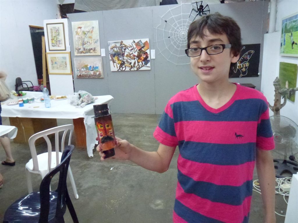 יצירות מגניבות בסדנת פרצופים מחומרים ממוחזרים יצירות מגניבות בסדנת פרצופים מחומרים ממוחזרים