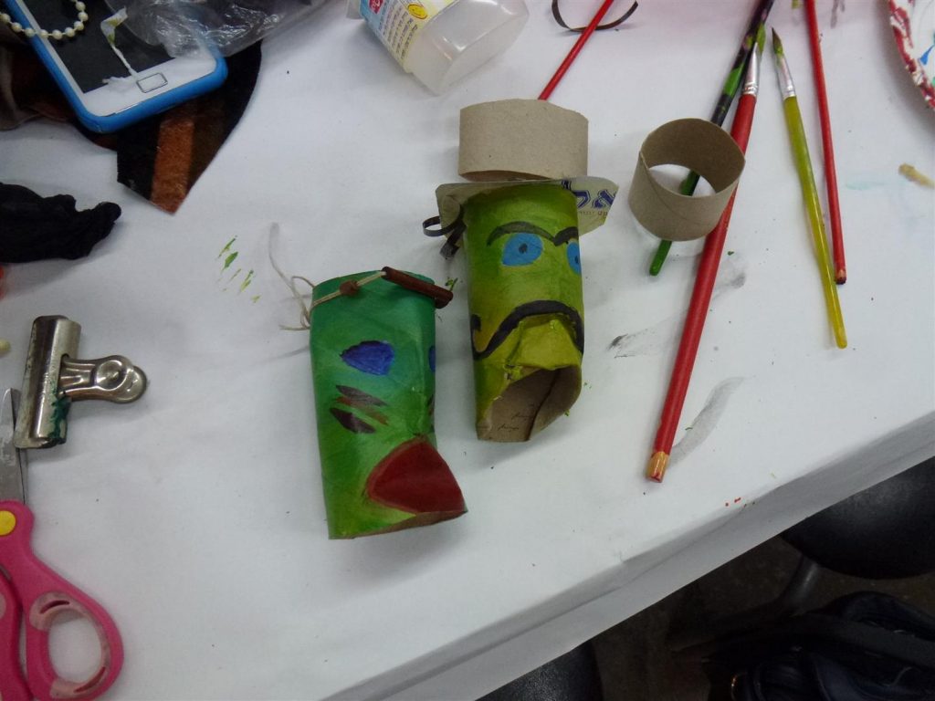 יצירות מגניבות בסדנת פרצופים מחומרים ממוחזרים יצירות מגניבות בסדנת פרצופים מחומרים ממוחזרים