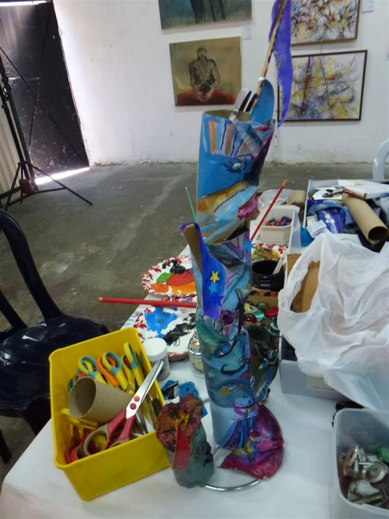 יצירות מגניבות בסדנת פרצופים מחומרים ממוחזרים יצירות מגניבות בסדנת פרצופים מחומרים ממוחזרים